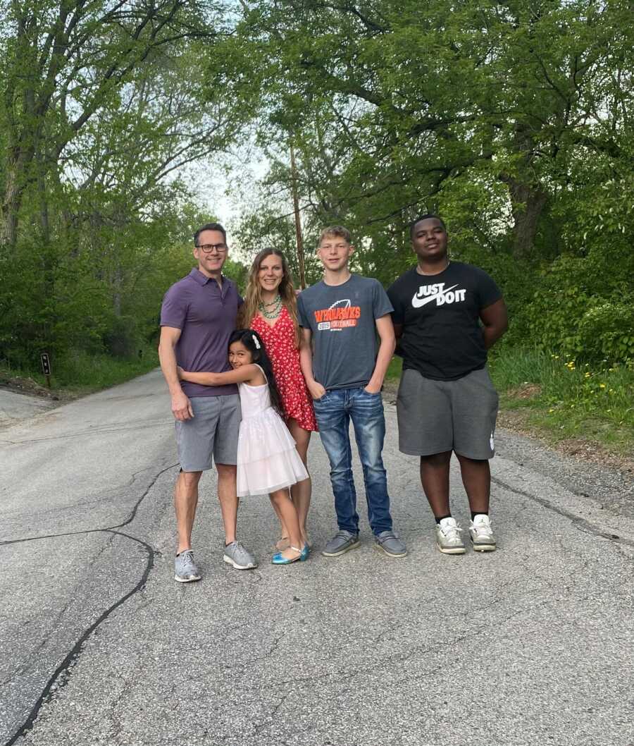 mom taking a casual picture on the side of the road with her family