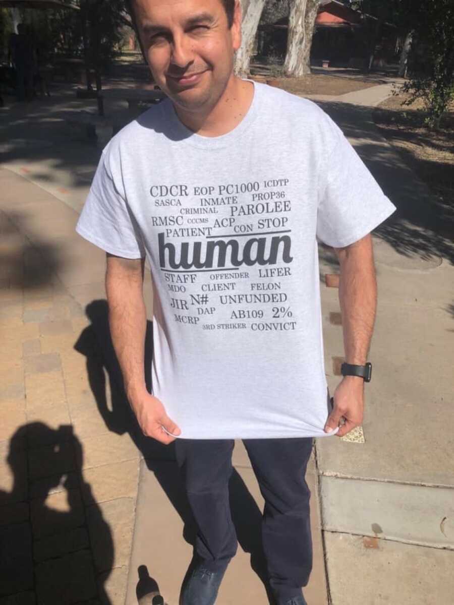 man wearing a shirt that advocates for prisoner