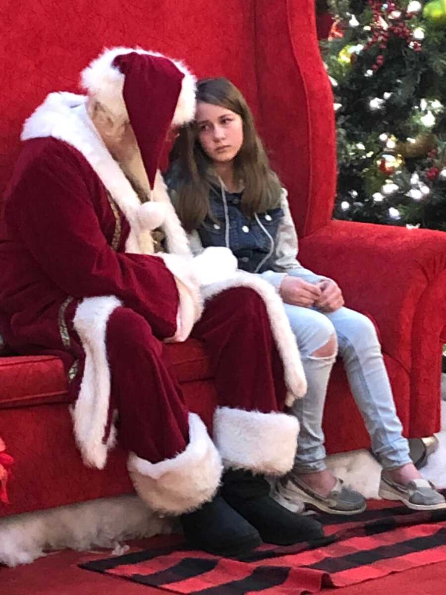 圣诞老人带着一个心烦意乱的小女孩，她的朋友搬家了