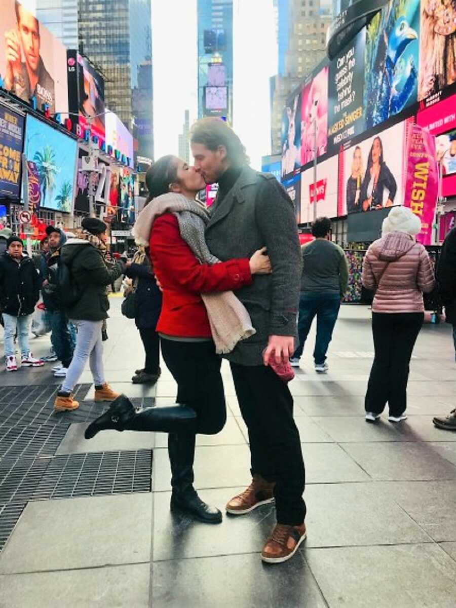 American girl and Dutch man kiss in New York 