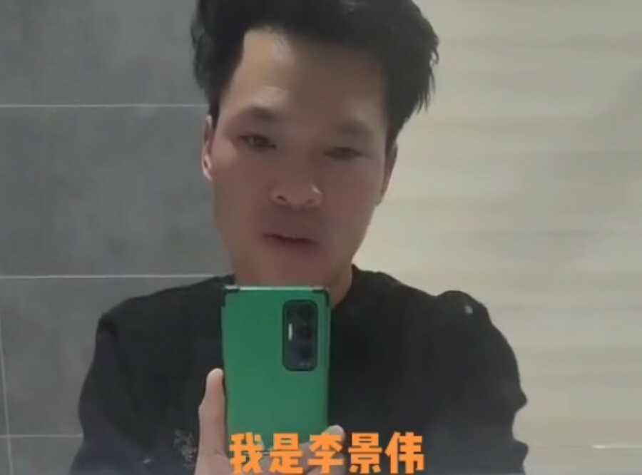 man who was kidnapped taking a selfie in the mirror