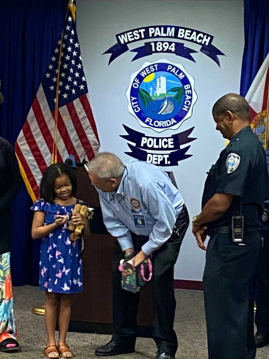 little girl who stopped robbery getting her medal
