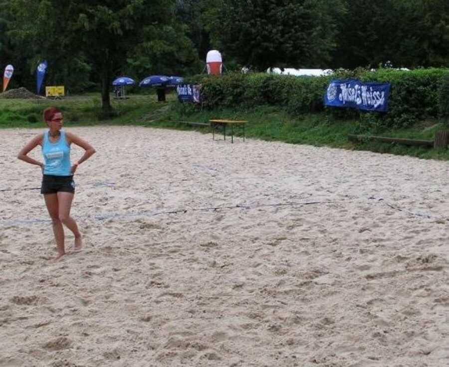 woman playing volleyball in her competition