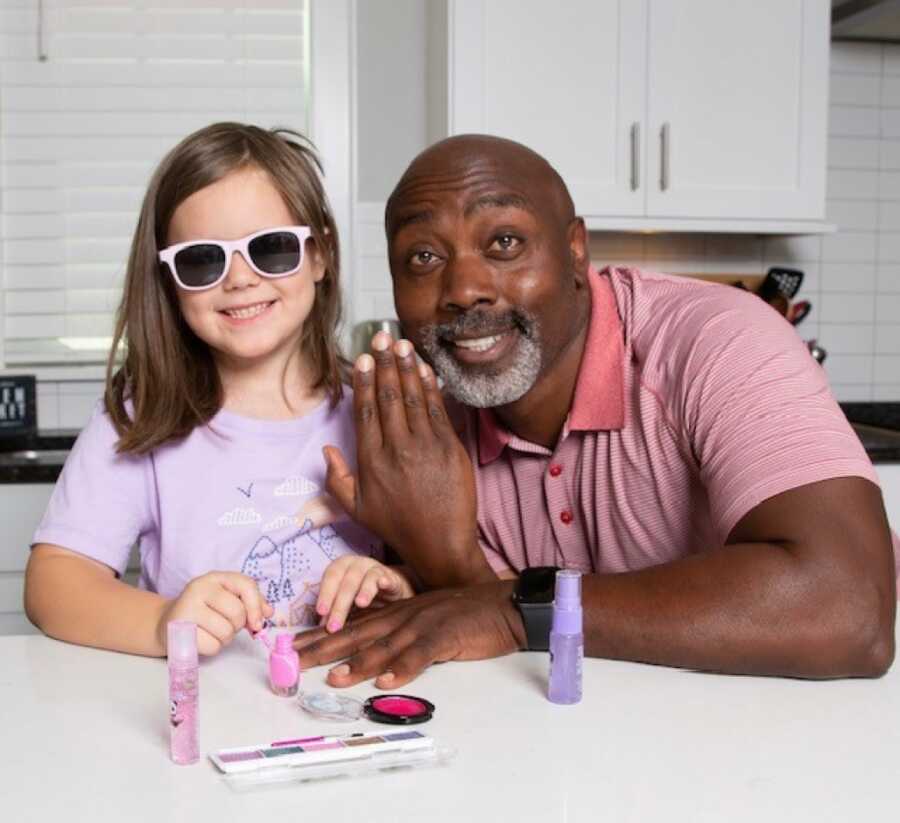 dad letting his daughter paint his nails