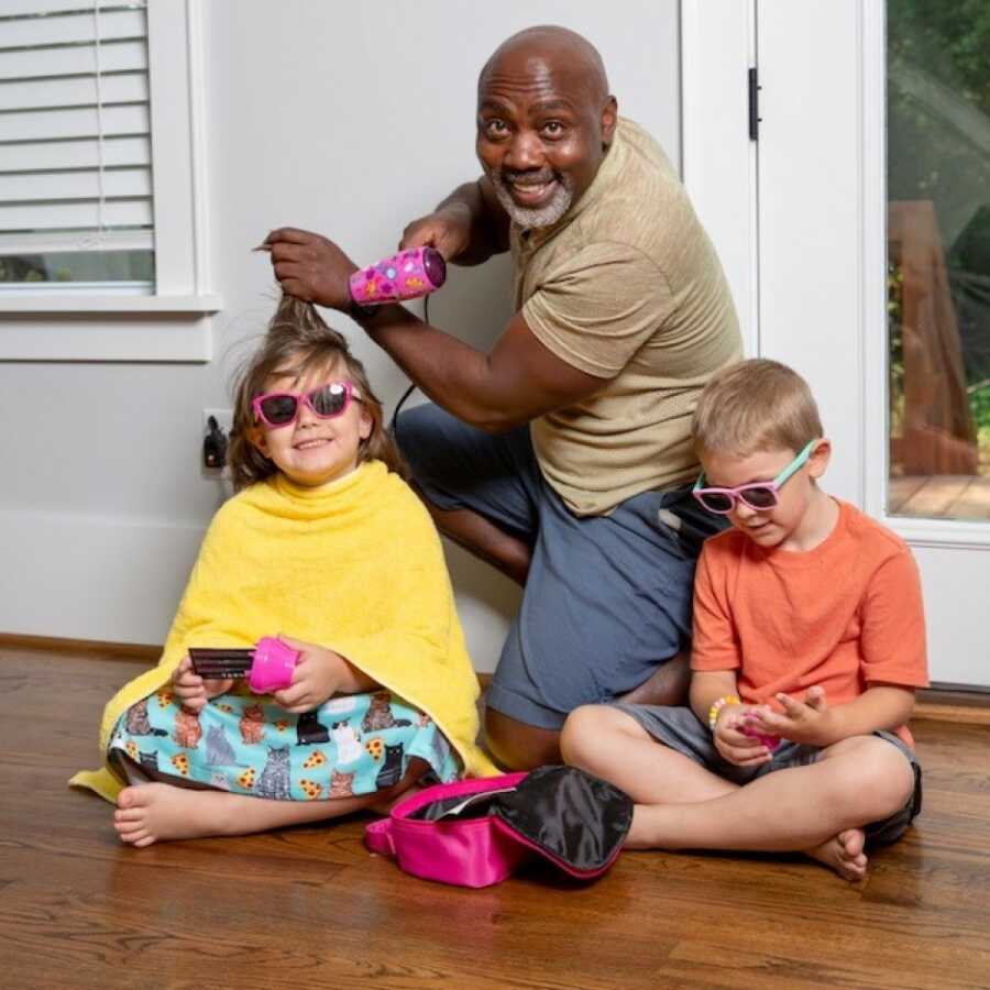 dad doing his daughter's hair