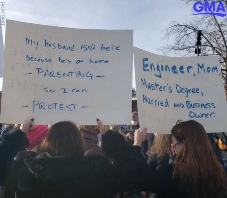 women protesting the sexist professor who said women don't belong in stem