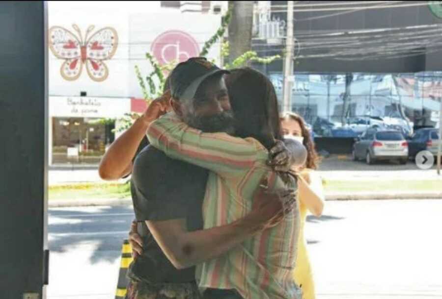 Homeless Man Reunites With Long-Lost Family After Kind Barber Gives Stunning Makeover – Love What Matters