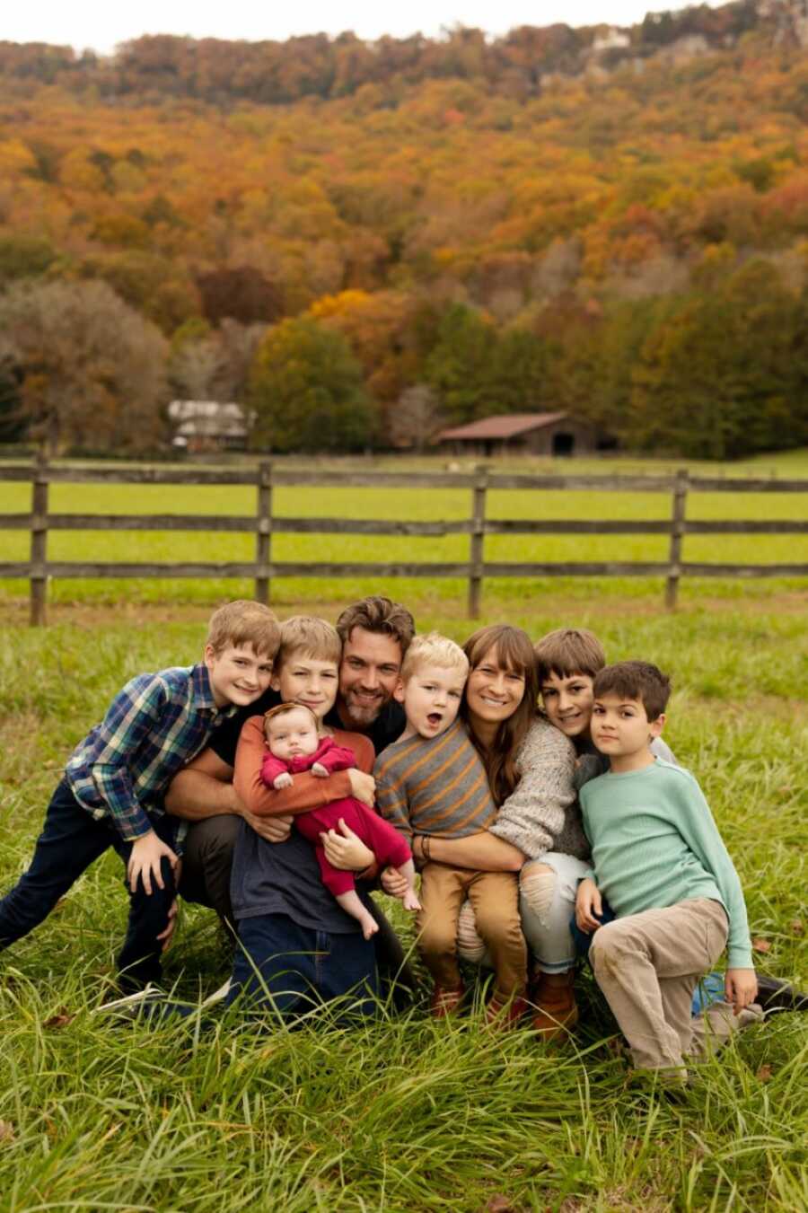 Family of eight take family photo together