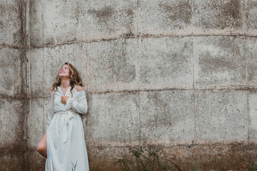 woman leaning against the wall posing