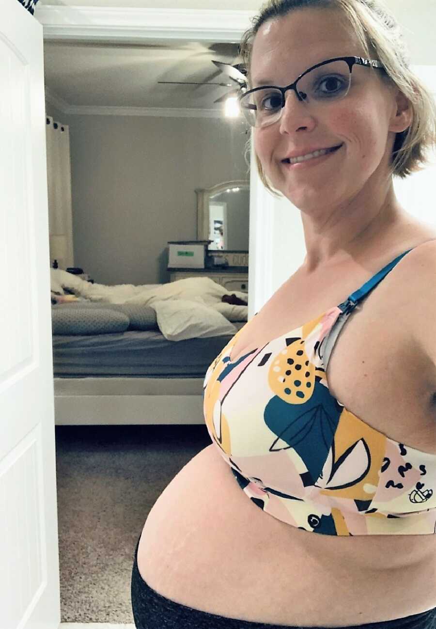pregnant surrogate mom takes bump selfie 
