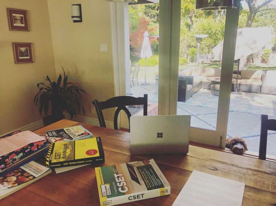 woman and her study space 