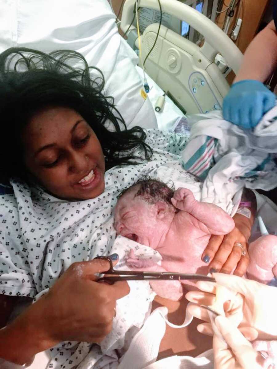 Woman gives birth to fourth child and cuts her umbilical cord herself