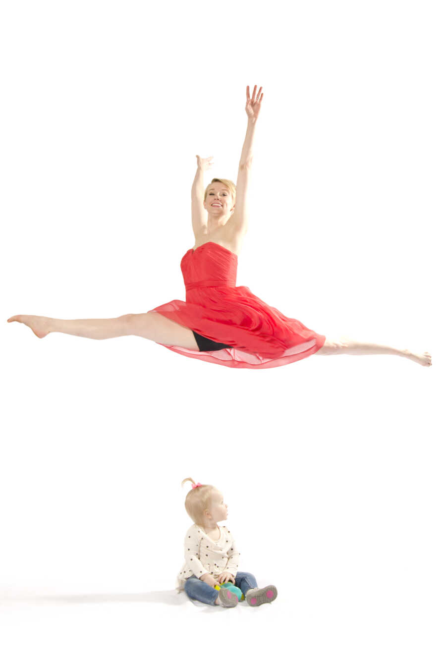 Former dancer does ballet jump over her daughter in photoshoot