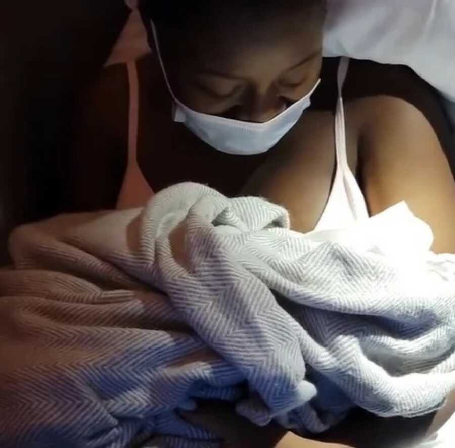 woman who gave birth on an 11 hour flight 