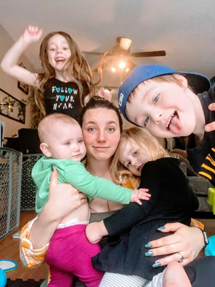 Stay at a home mom takes a funny, chaotic selfie with her four children