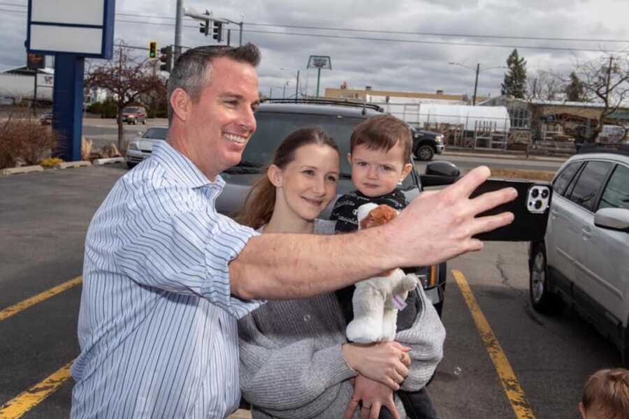 man takes a selfie with the woman he rescued from her car with the son she was pregnant with at the time
