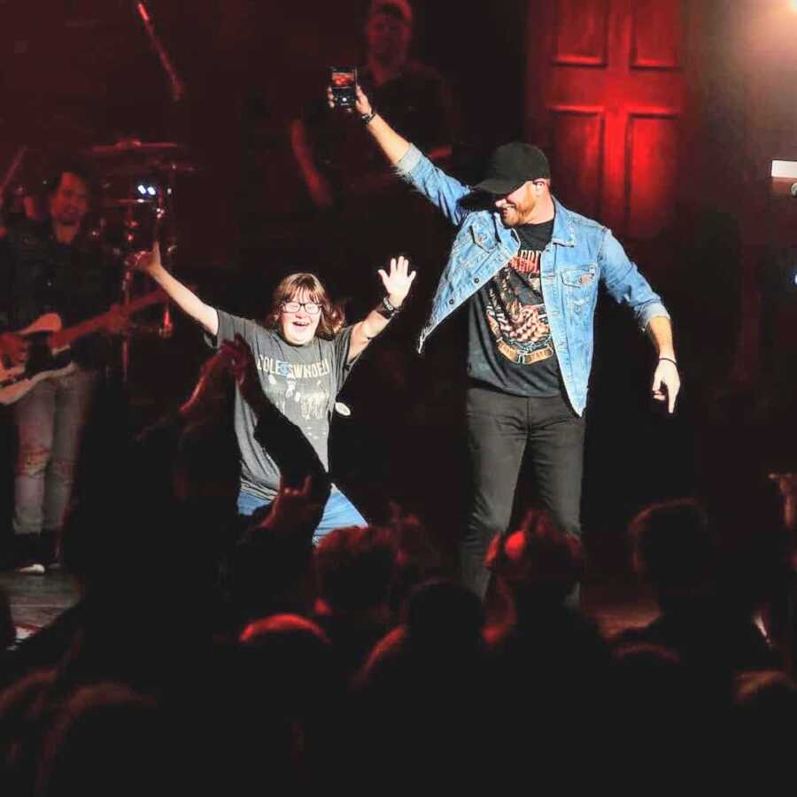 girl invited on stage by Cole Swindell has the time of her life dancing