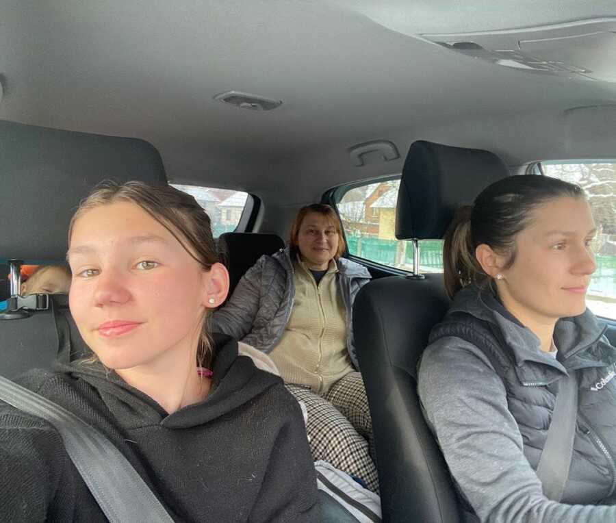 Ukrainian family drives around looking for an exit from the country amid terrible traffic jams.