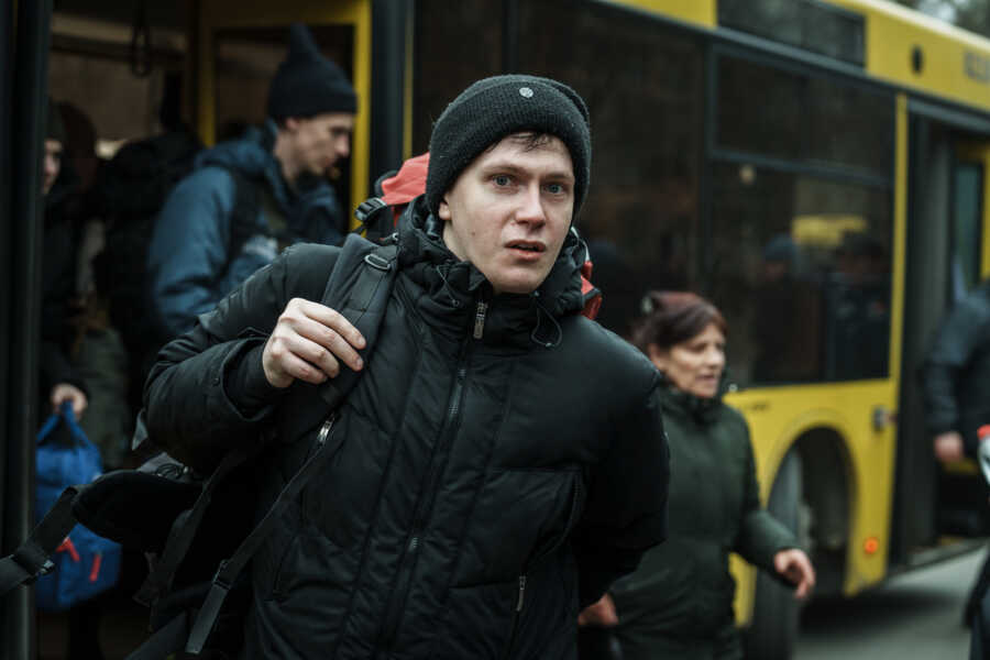 Younger Ukrainian man evacuates the city.