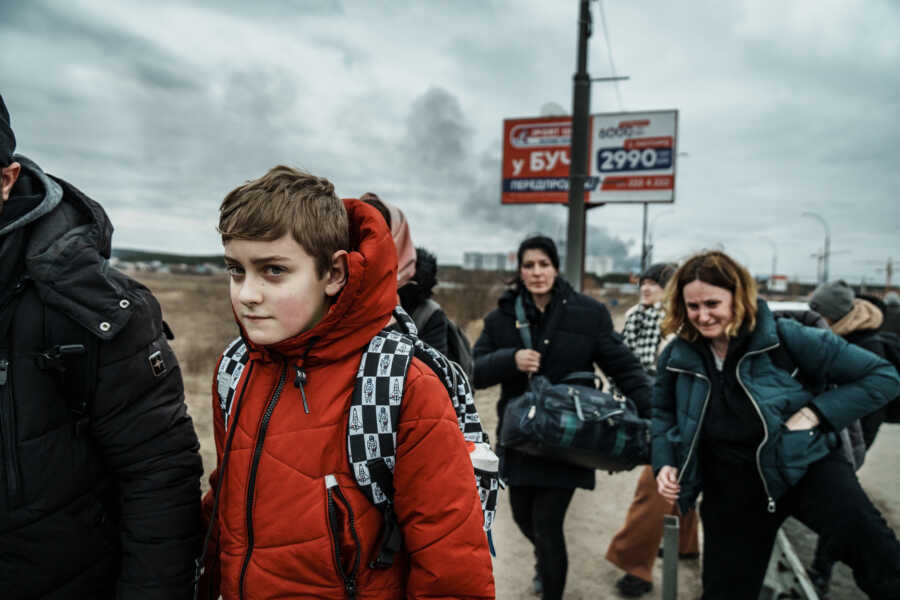 Ukrainian boy evacuates the city.
