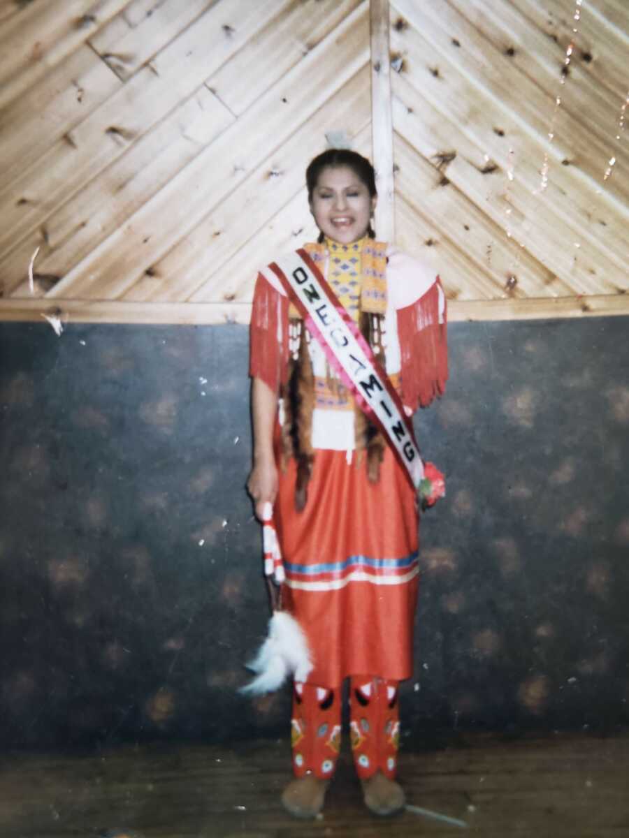 mom doing the pageant before her daughter