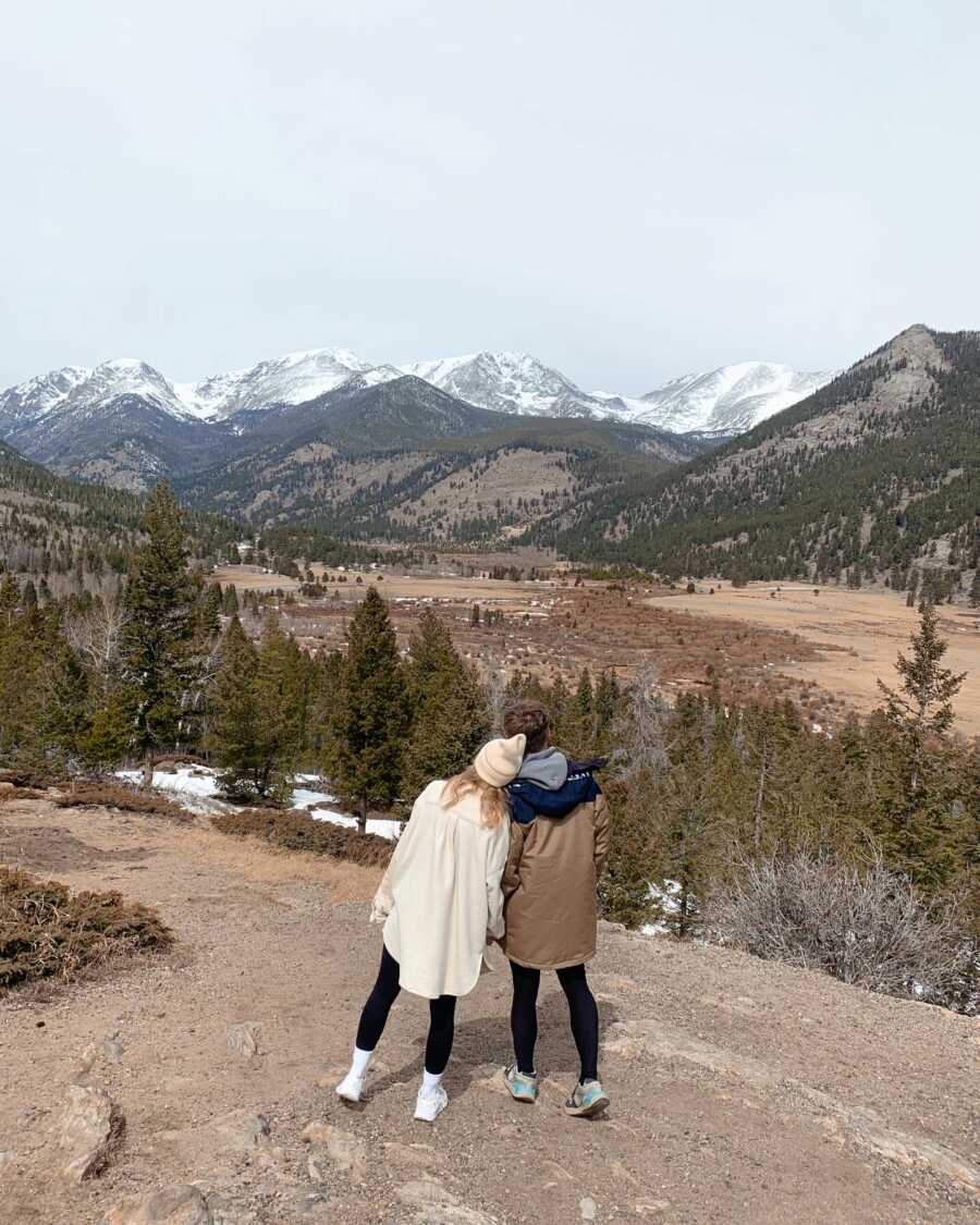 couple traveling the US and looking at the mountains