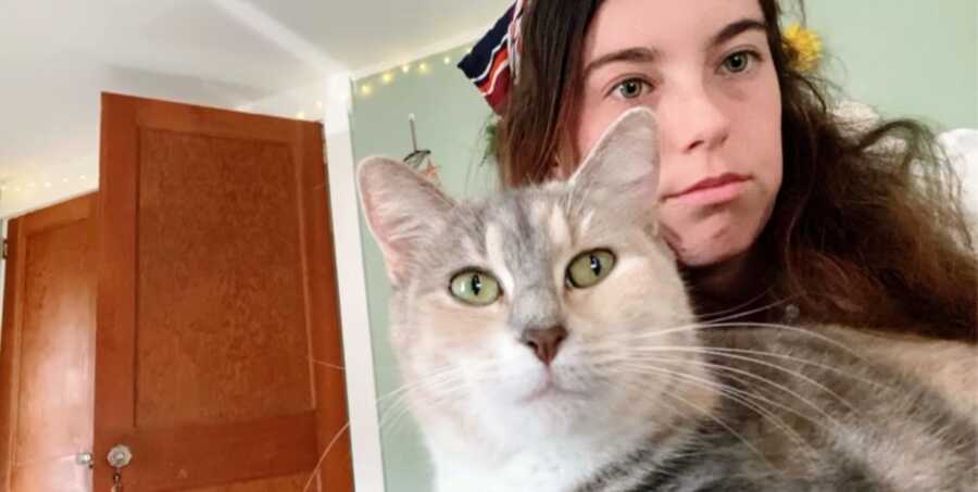 Girl battling Addison's Disease takes a selfie with her cat