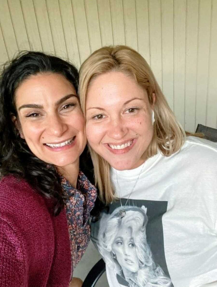 Adoptive woman takes a selfie with her biological sister after being reunited