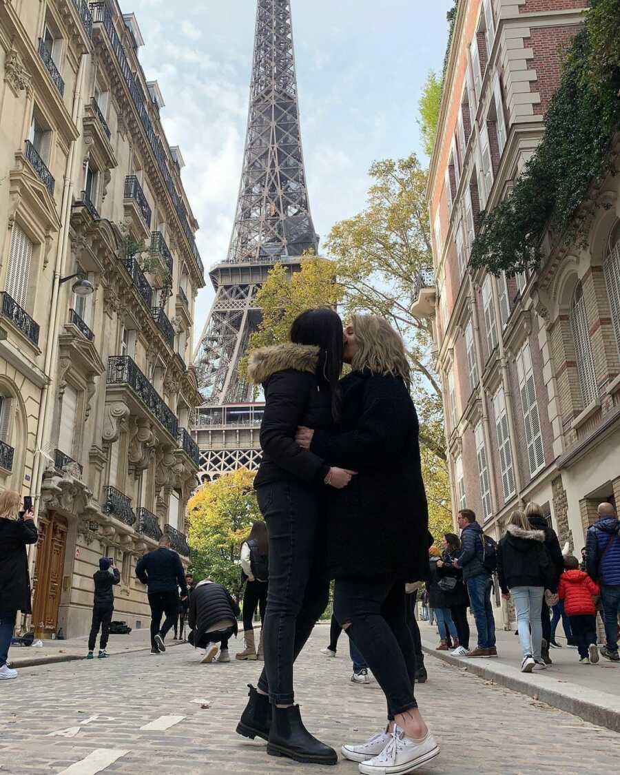 couple kissing in front of effile tower