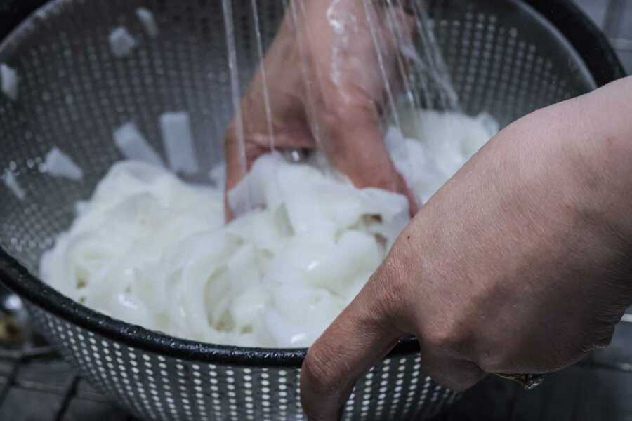 washing noodles with cold water after cooking