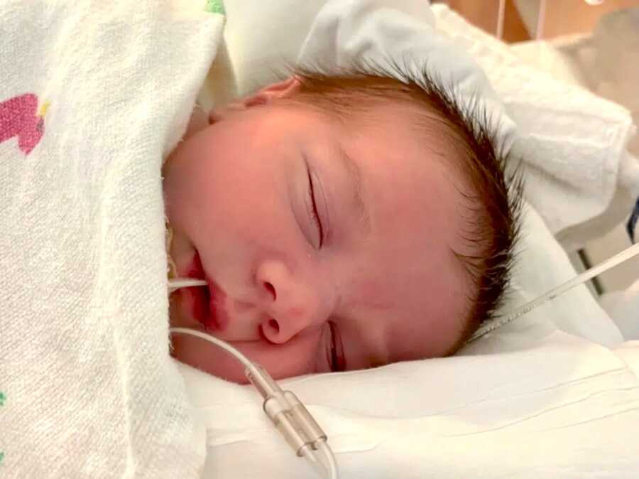 baby lays with tube in mouth shortly after birth