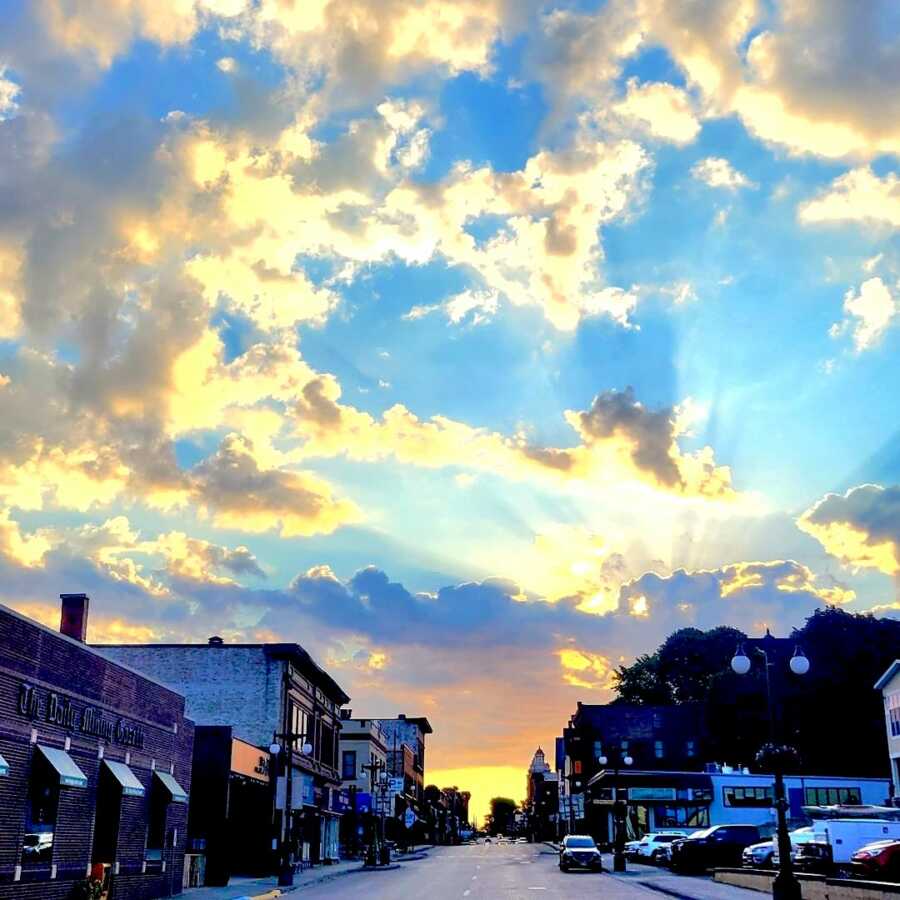 beautiful sunset with fluffy clouds, the sun rays are shining through the clouds