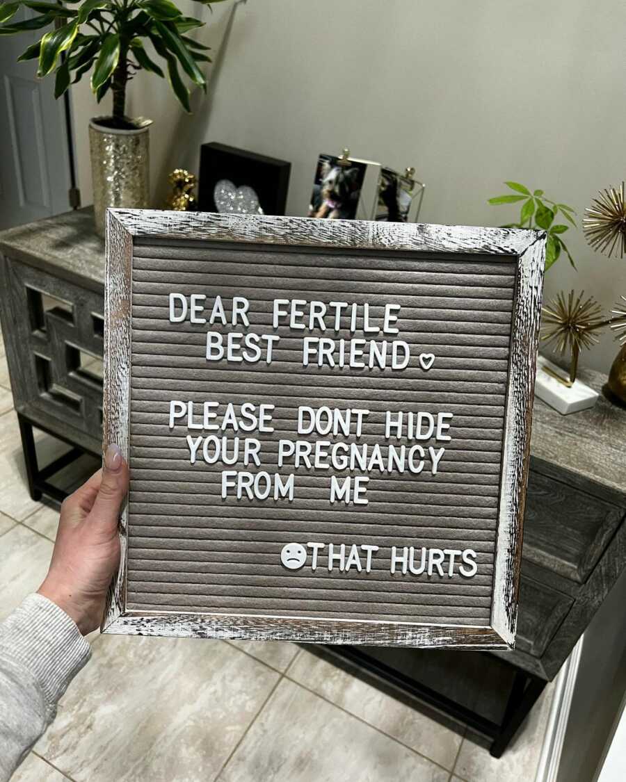 sign asking friends to share their pregnancy