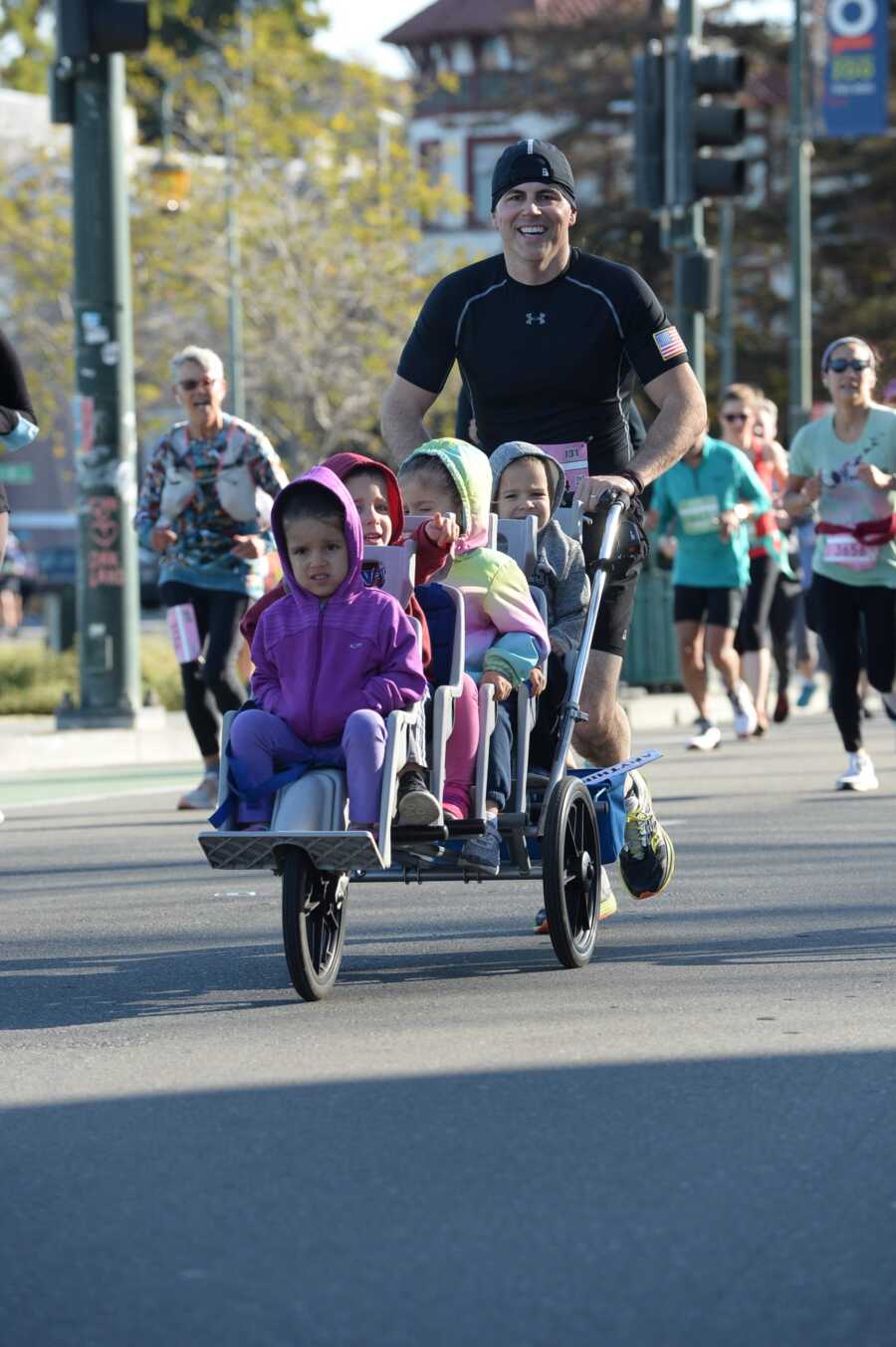 4-year-old quintuplets in stroller while father runs half marathon