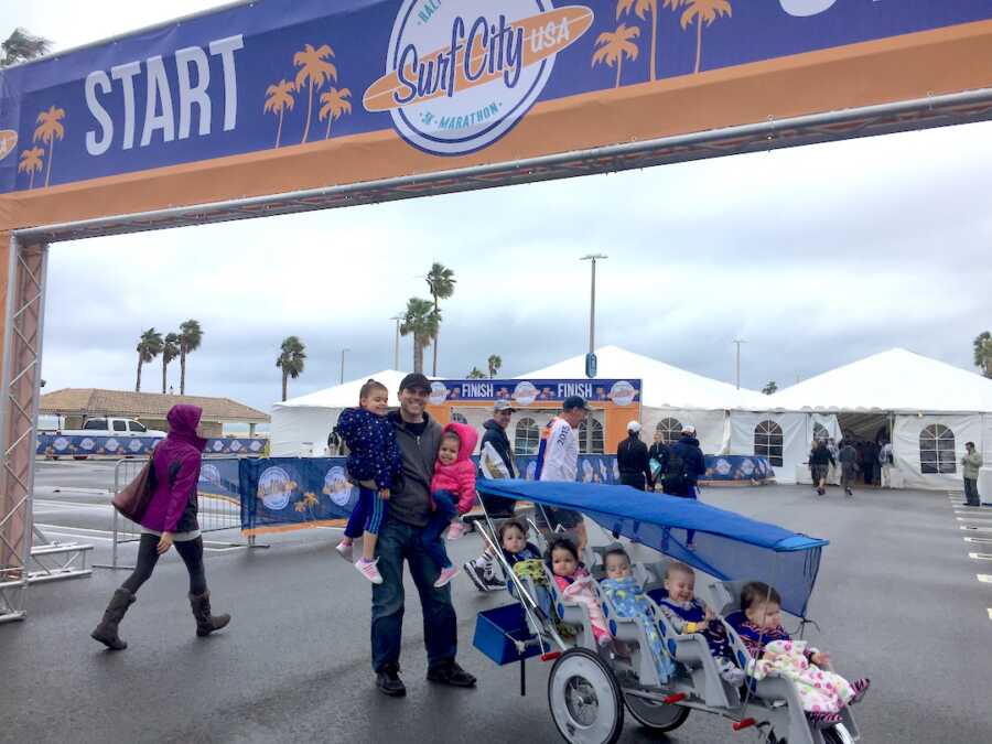 father at starting line of half marathon that he will run while pushing his quintuplets to honor his wife