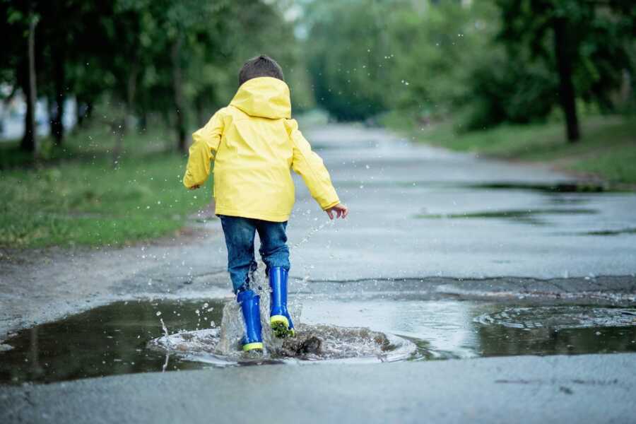 16 Creative Rainy Day Outdoor Activities To Try With Your Kids – Love ...