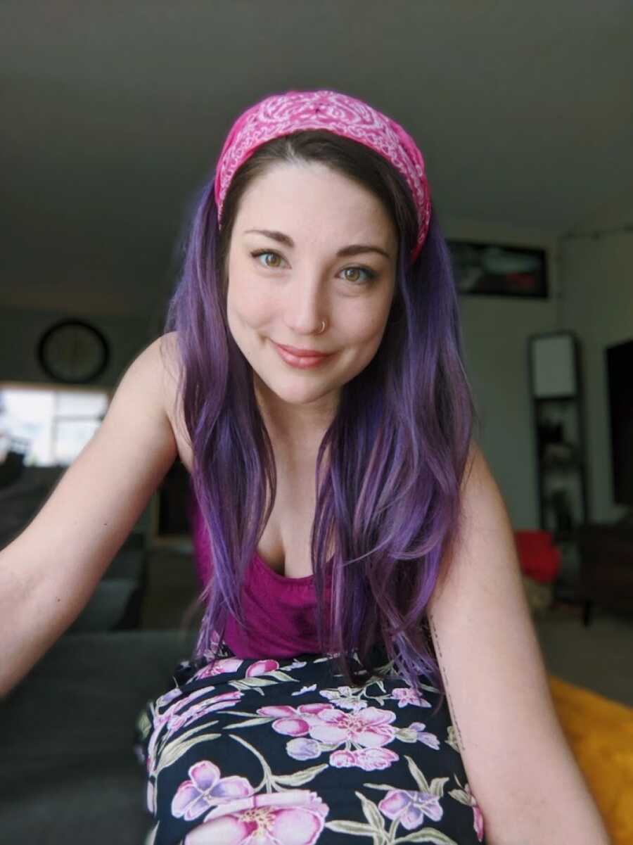 woman who lost her father with purple hair
