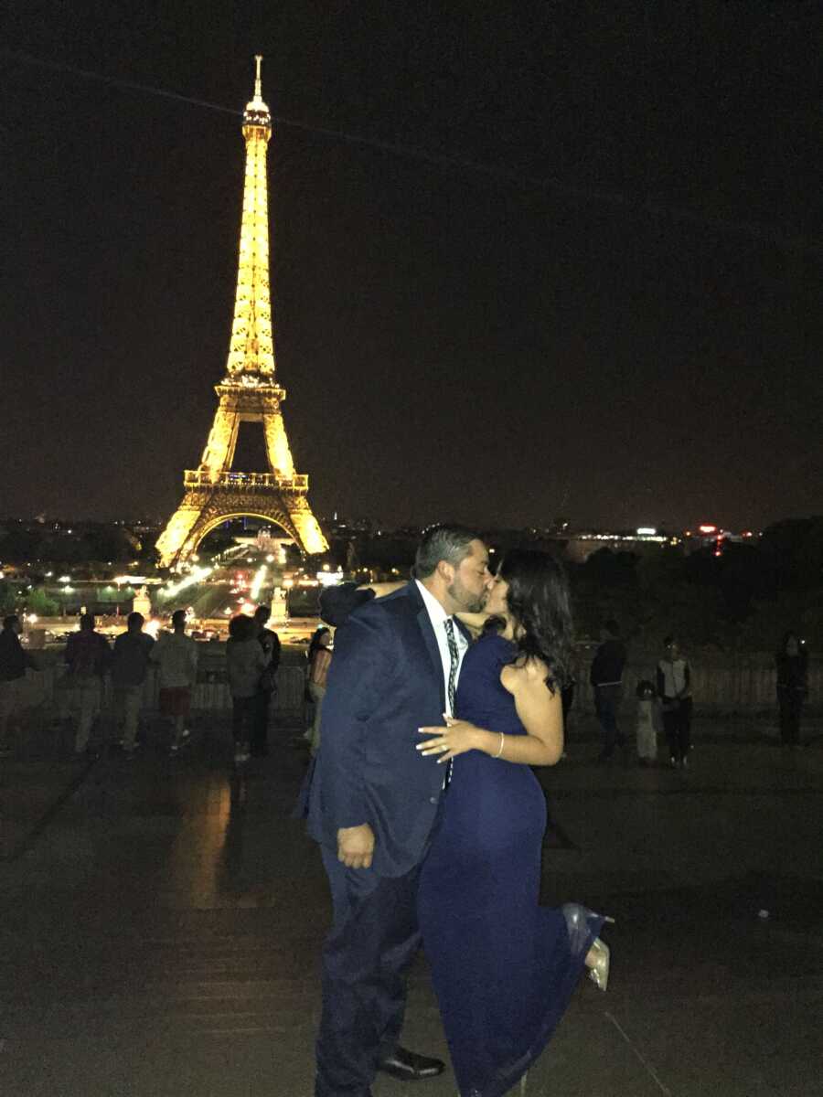 mom and dad kissing in paris