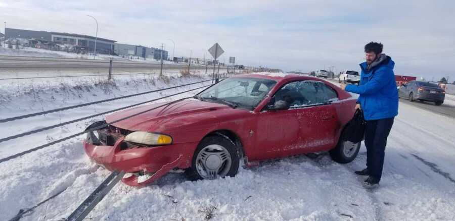car in the snow after crash 