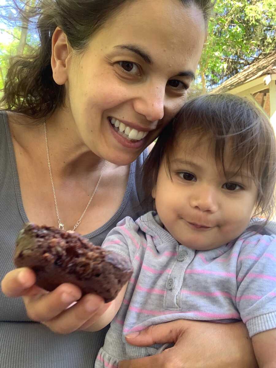 mother with daughter with muffin 
