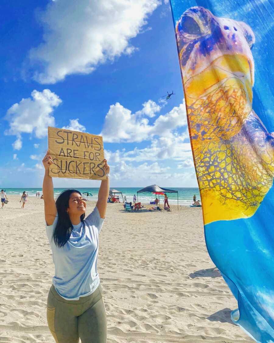 woman fighting against plastic straws