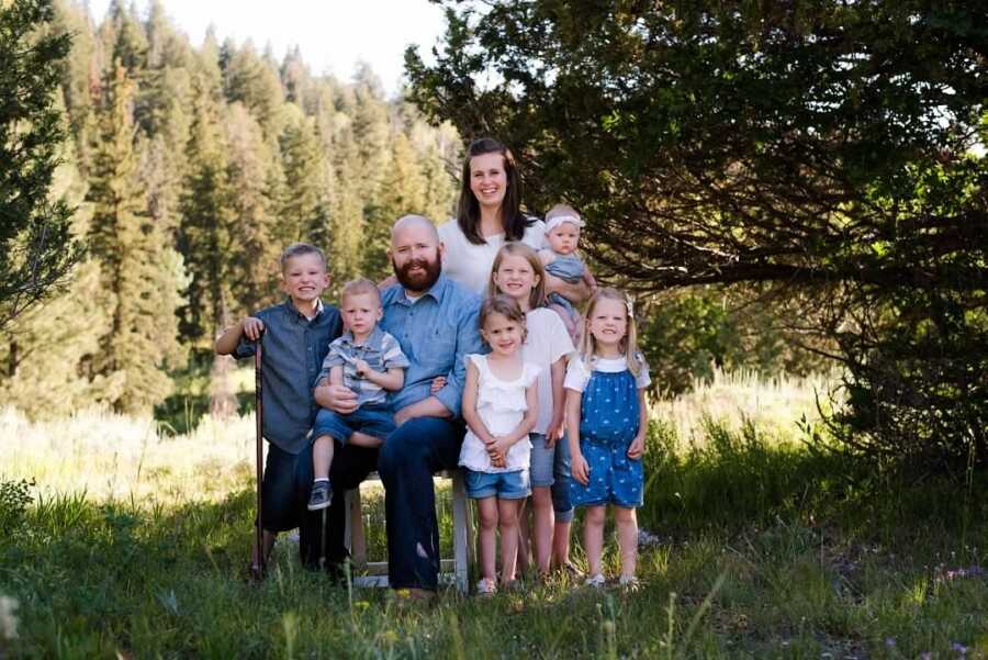 Parents take family picture with six small children.