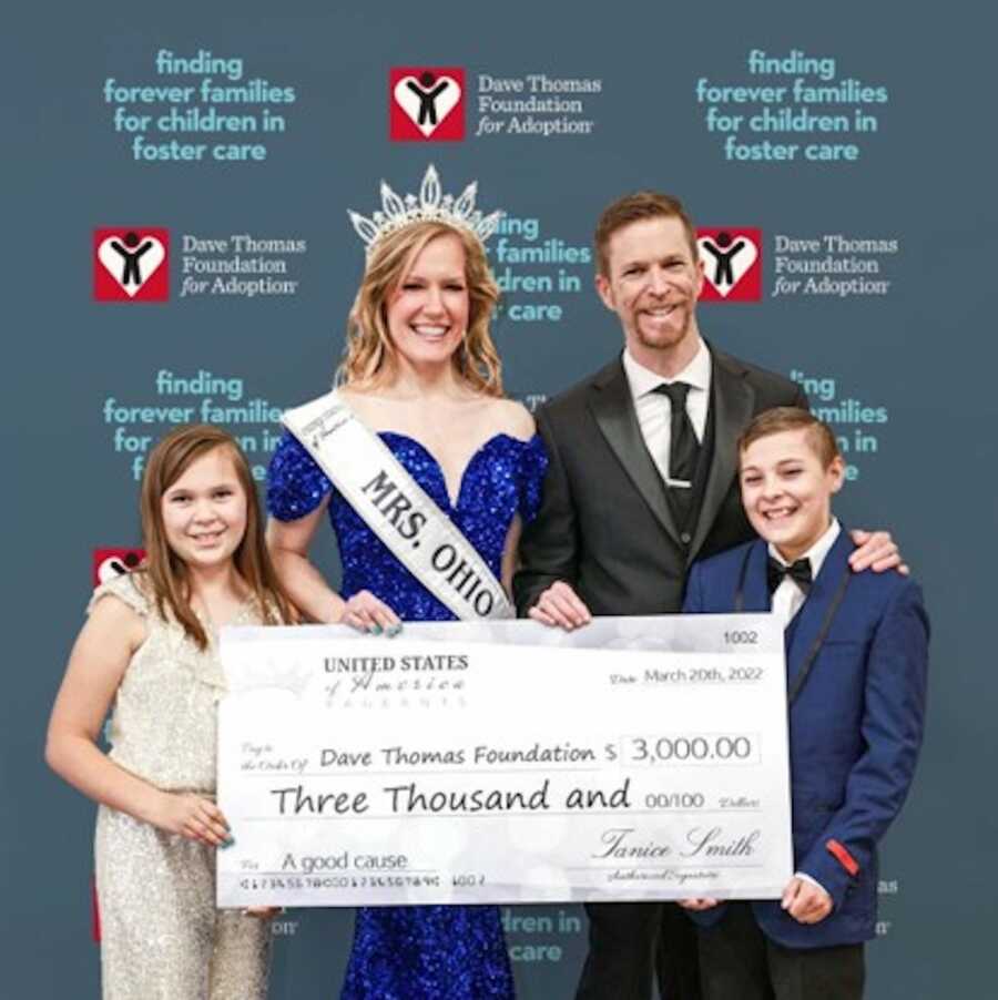 family at Peoples Choice awards holding check 