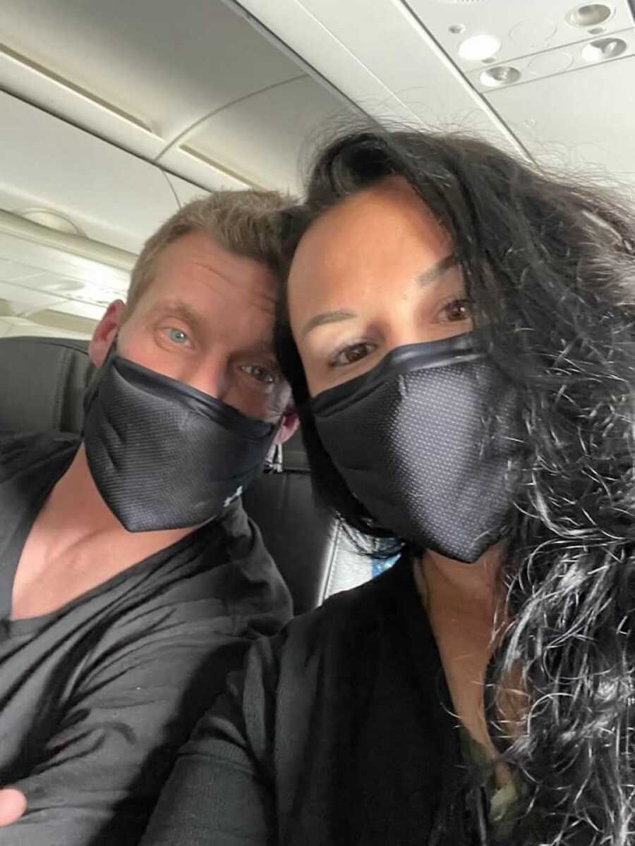 husband and wife on plane 