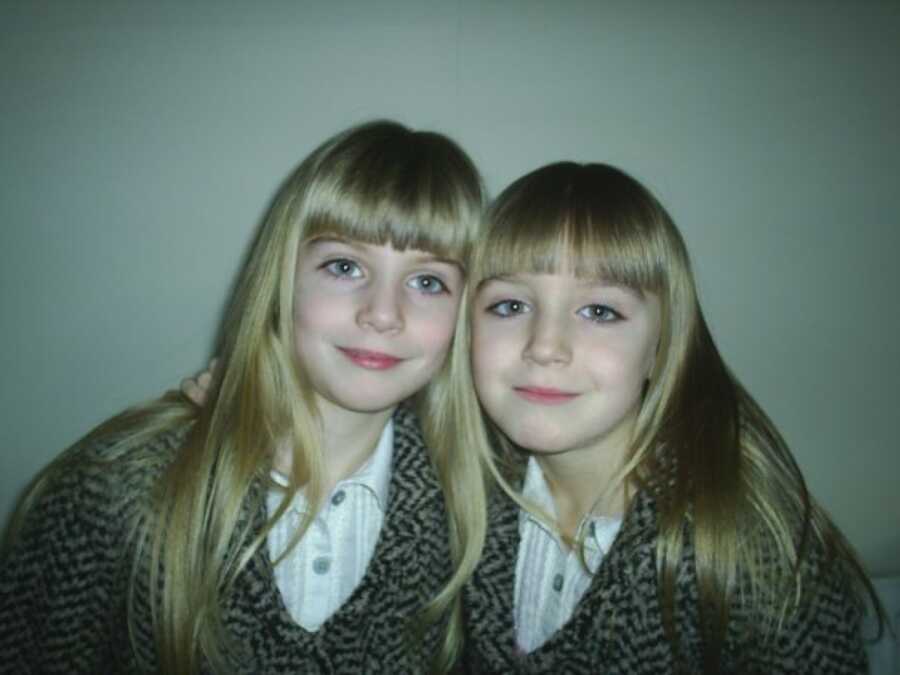 sisters looking like twins