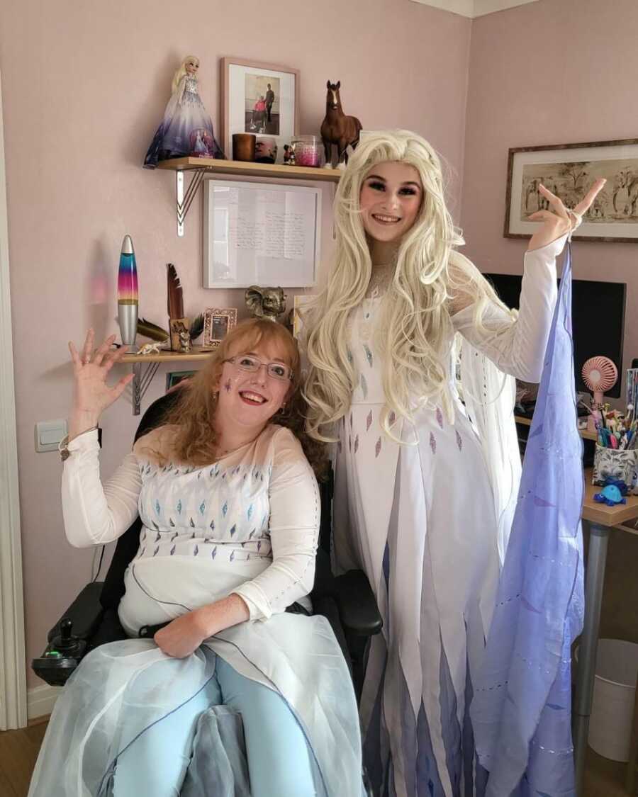 Autisic Woman next to Elsa role player