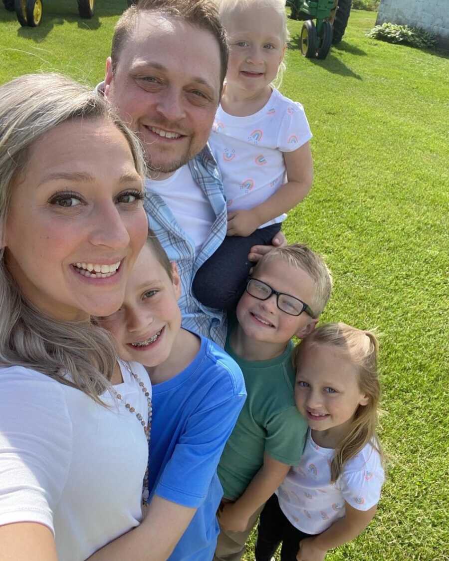 family photo selfie with family of six