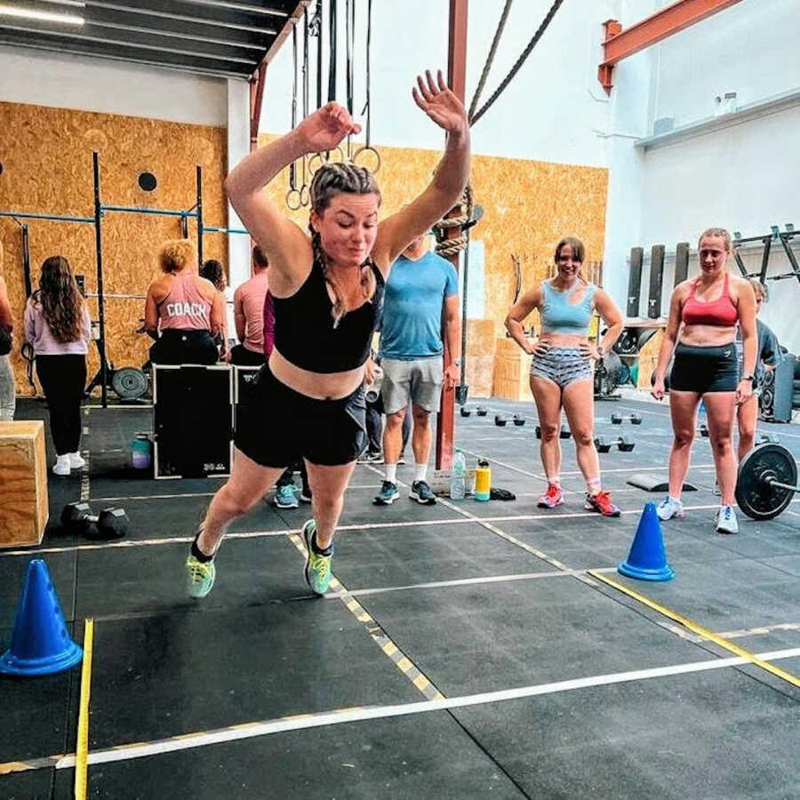 woman doing CrossFit group workout