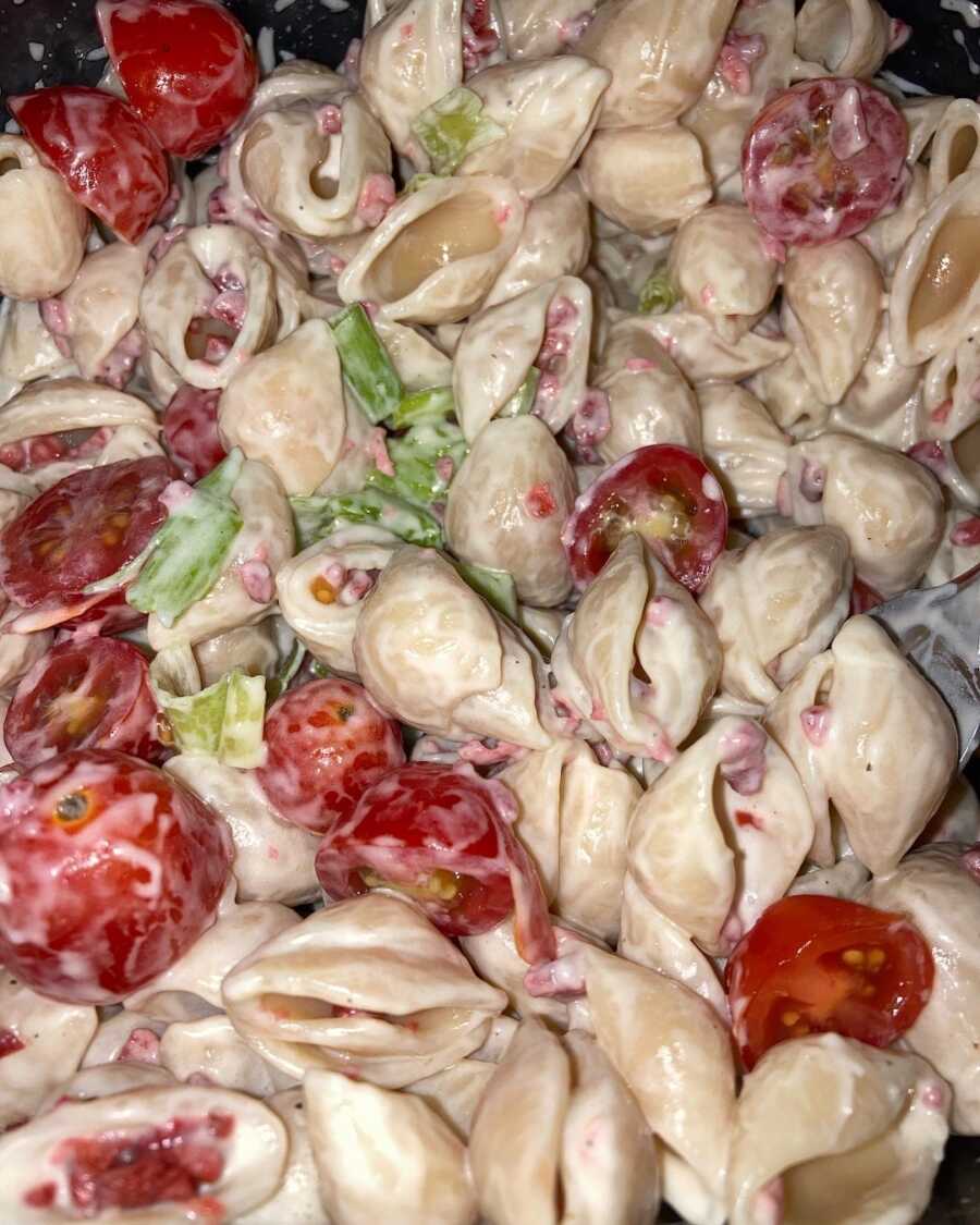 gluten free pasta salad with tomatoes, bacon, and lettuce