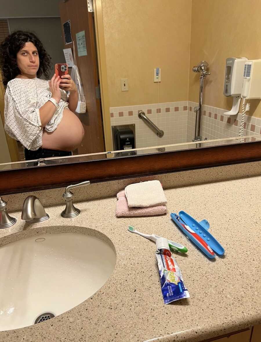 Mom pregnant with twins takes a mirror selfie with bump in the hospital